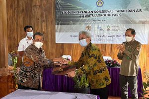 Rektor Unitri dengan Dewan Pembina Yayasan Bina Patria Nusantara, simbolis penyerahan dokumen kerjasama. (ws5) - Unitri Resmikan Agroedu Park, Bentuk Peningkatkan Kualitas Pendidikan