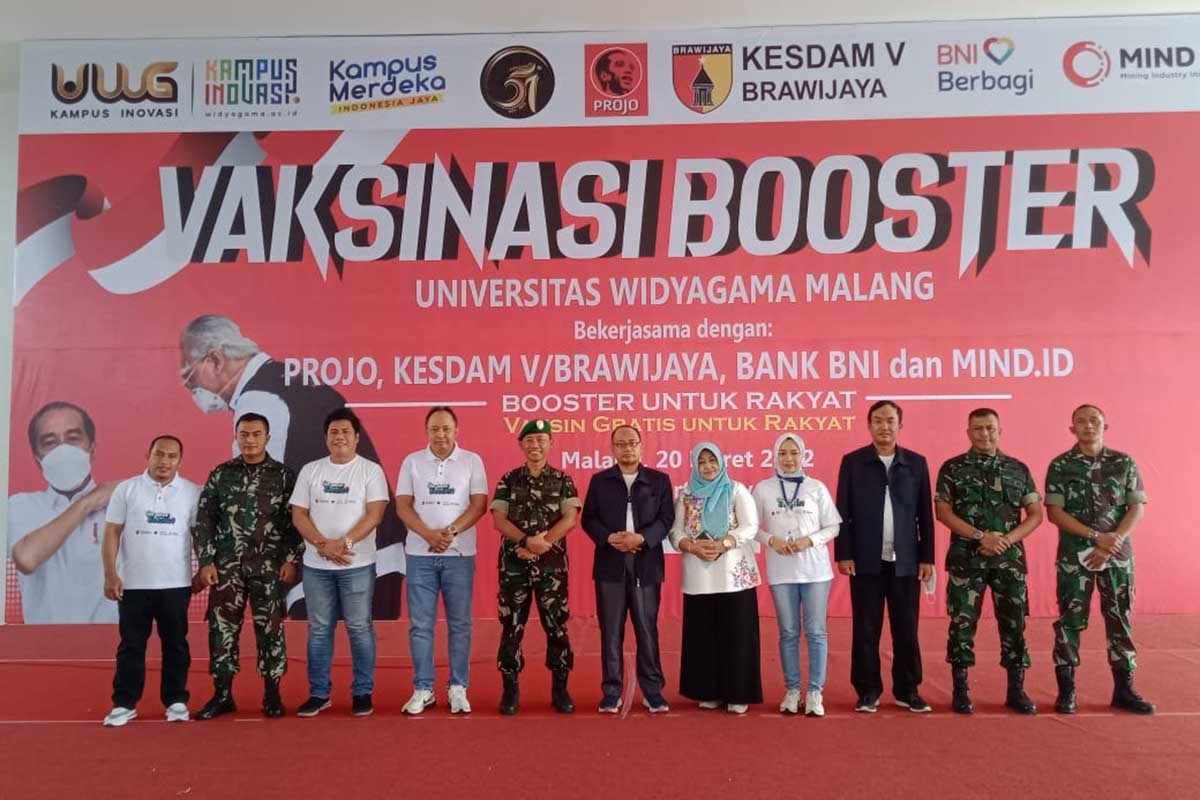 Rektor Universitas Widyagama, Dr Agus Tugas Sudjianto, ST MT bersama Kakesdam V/Brawijaya, Kolonel CKM dr. Yanuar Fitriadi, saat membuka vaksinasi booster UWG. (ws4) - UWG Gandeng Kesdam Suntikan 3.000 Vaksin Bagi Masyarakat dan Mahasiswa