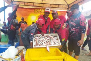Rewell Donasikan 50 Kilogram Ikan Hasil Memancing Kepada Anak Yatim Piatu