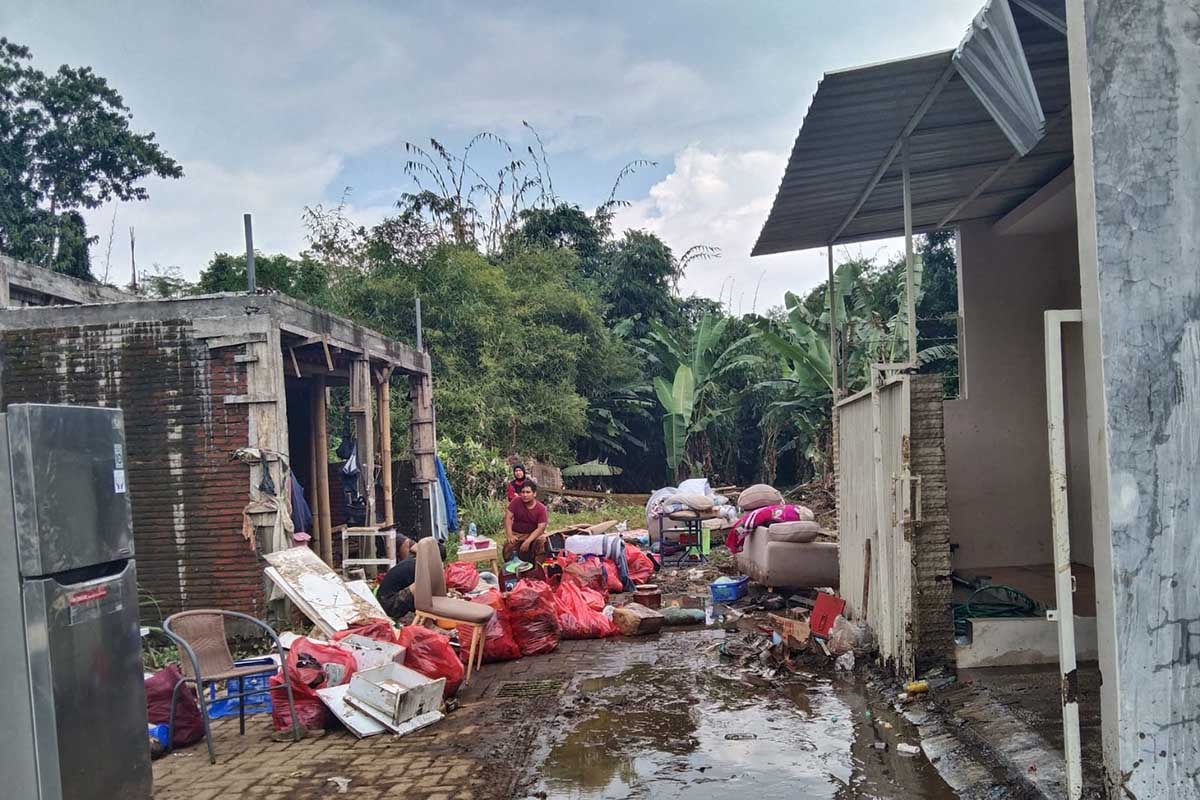 Rumah yang terdampak banjir, warga naik kanopi rumah untuk selamatkan diri. (jaz) - Trauma Pemilik Mobil Hanyut, Terjebak Banjir Naik Kanopi Rumah