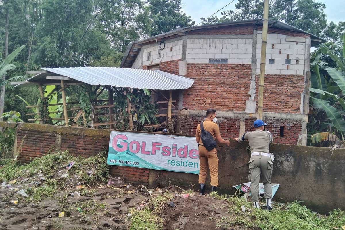 Salah satu bangunan di lokasi kejadian banjir Jalan Simpang Teluk Bayur. (jaz) - Buntut Rentetan Banjir, Bangunan Liar Sempadan Sungai Kota Malang Bakal Ditertibkan