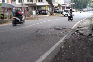 Salah satu jalan berlubang di Kota Malang. (jaz) - Perbaikan Jalan Berlubang Kota Malang Tunggu Silpa