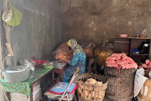 Salah satu karyawan pabrik kerupuk Super Jaya bagian pembungkusan. (ws5) - Terpukul Migor, Produsen Kerupuk Menjerit