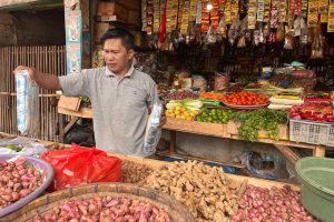 Salah satu pedagang bahan pokok di Pasar Kepanjen, Kabupaten Malang. (ws5) - Jelang Ramadan, Cabai dan Bawang Merah Terpantau Stabil