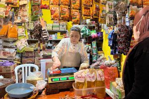 Salah satu pedagang di Pasar Tumpang, saat melayani pelanggan. (ws5) - Disperindag: Kita Usaha Kondisikan - Harga Migor Tinggi dan Langka