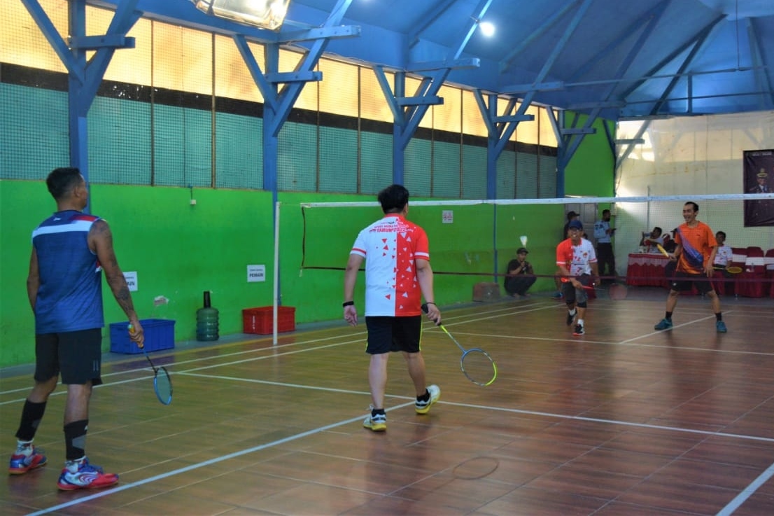 Salah satu pertandingan antara awak media dan Lapas Kelas I Malang. (ist) - Badminton Pers LSIMA Jadi Ajang Refreshing Awak Media dan Lapas Kelas I Malang