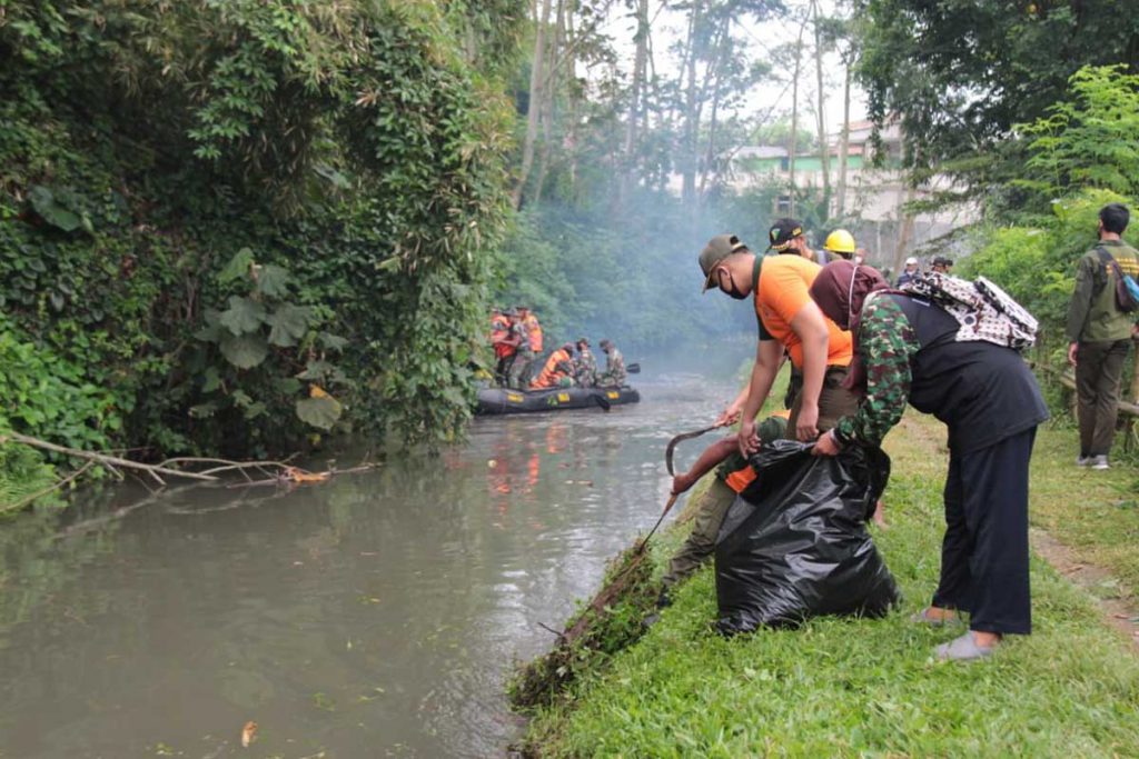 Sampah diangkat oleh anggota TNI. (ist) - Karya Bhakti TNI Bersama Masyarakat Bersihkan Tiga Sungai