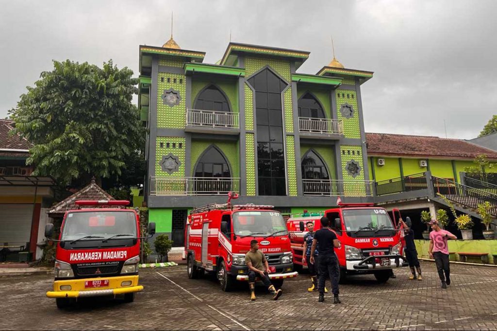 Sejumlah petugas Damkar setelah mengkondisikan si jago merah. (ws5) - Gudang Barang Bekas SMKN 1 Turen Alami Kebakaran