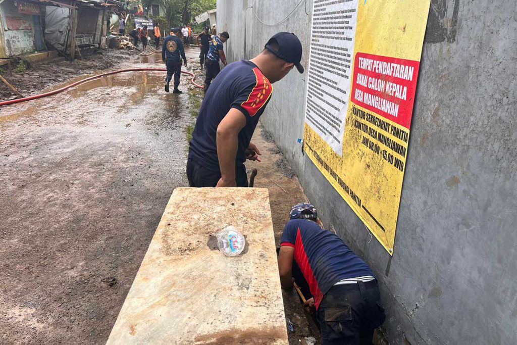 Sembuh dari Covid-19, Bupati Malang Sambangi Korban dan Tinjau Lokasi Banjir Mangliawan 1 Sejumlah petugas melaksanakan kerja bakti, membersihkan saluran air yang tersumbat bekas banjir Mangliawan. (ws5) - Sembuh dari Covid-19, Bupati Malang Sambangi Korban dan Tinjau Lokasi Banjir Mangliawan