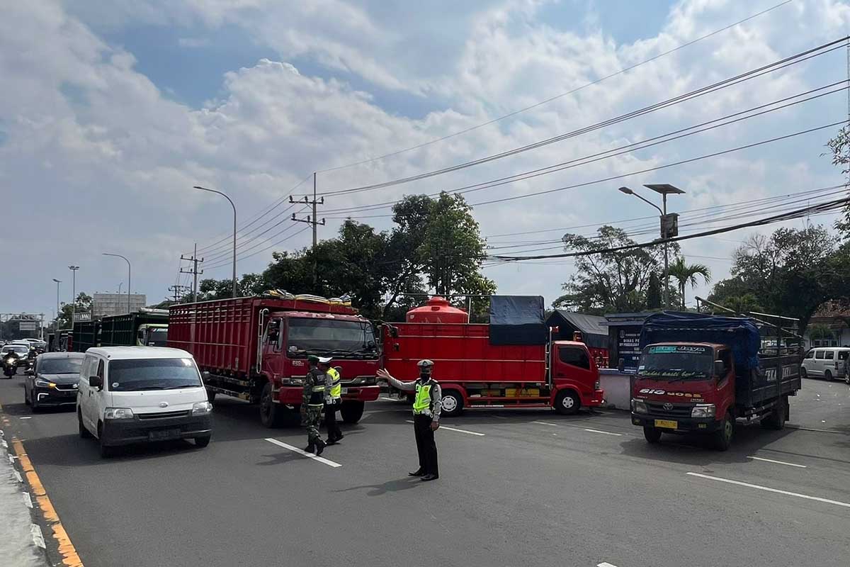 Sejumlah truk terparkir di area Kantor UPT Pengelolaan Prasarana Perhubungan LLAJ Malang. (ws5) - Tolak UU ODOL, Solidaritas Sopir Truk Malang Aksi Mogok