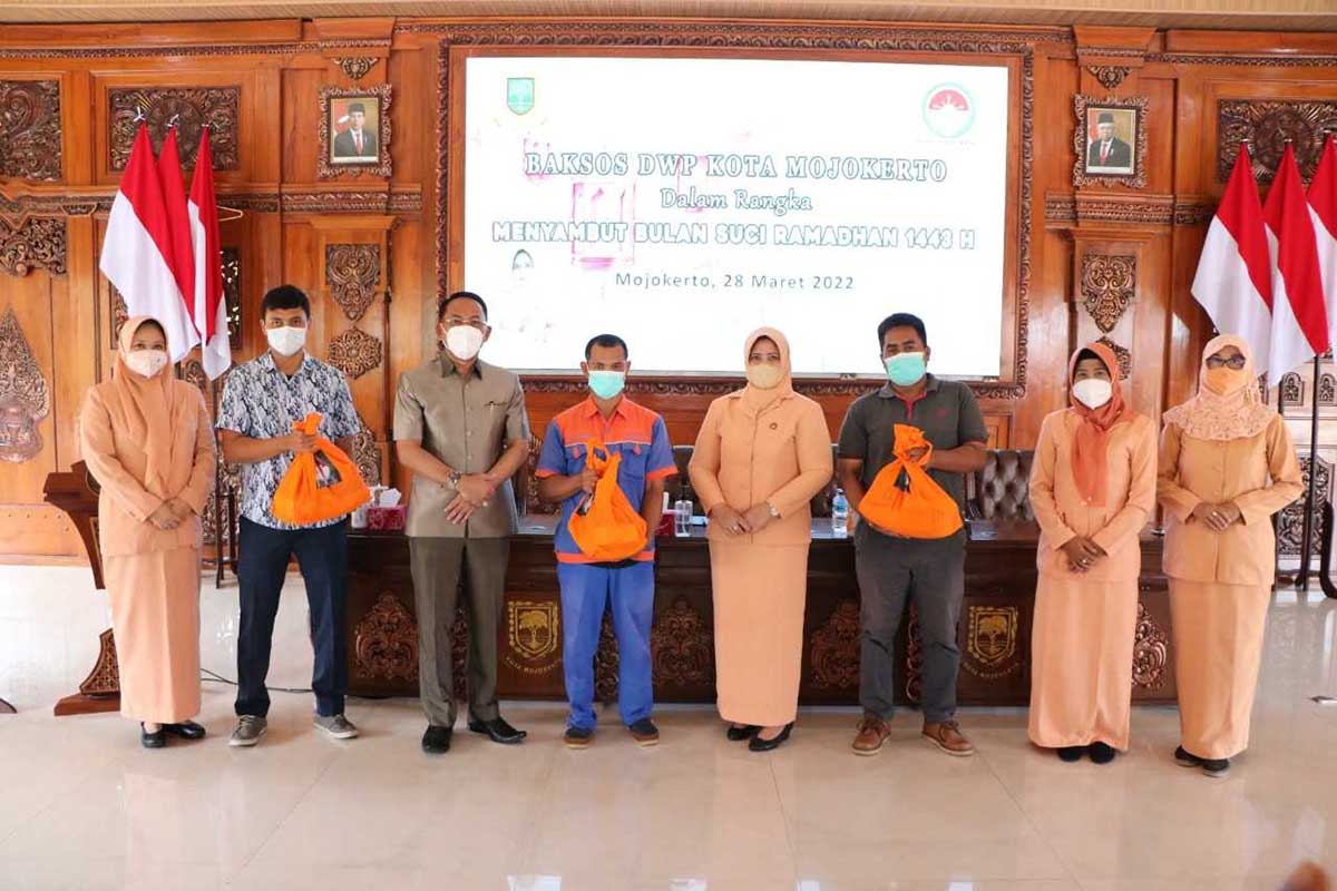 Sekda Kota Mojokerto foto bersama pengurus DWP serta beberapa tenaga Non ASN usai menerima bantuan Sembako. (Memo X/mrg) - DWP Kota Mojokerto Salurkan Paket Sembako Bagi 121 Tenaga Non ASN