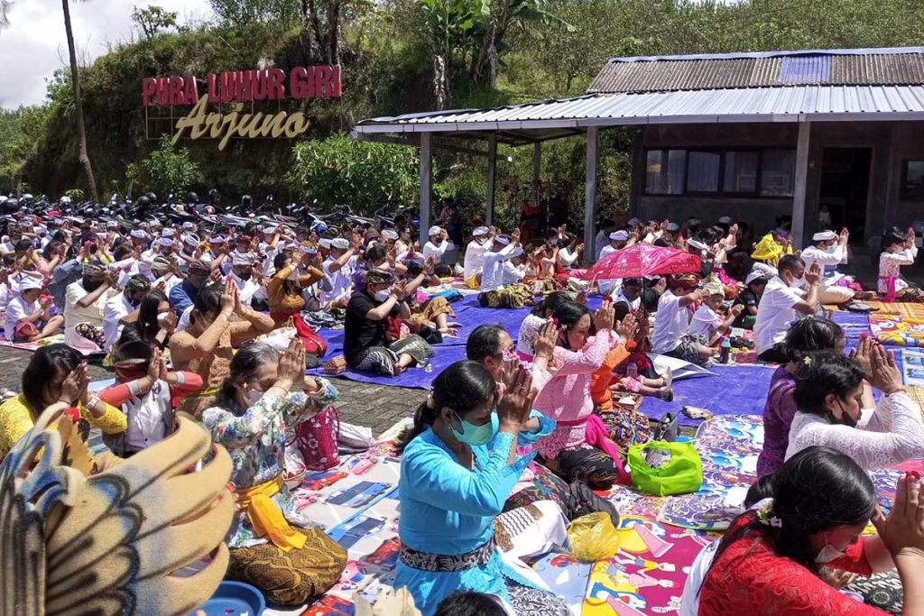 Sekitar 300 umat Hindu yang hadir mengikuti Upacara Tawur Kesanga di Pura Giri Luhur Arjuno. (ws3) - Meski Sederhana, Upacara Tawur Kesanga Umat Hindu Batu Berjalan Khusyuk