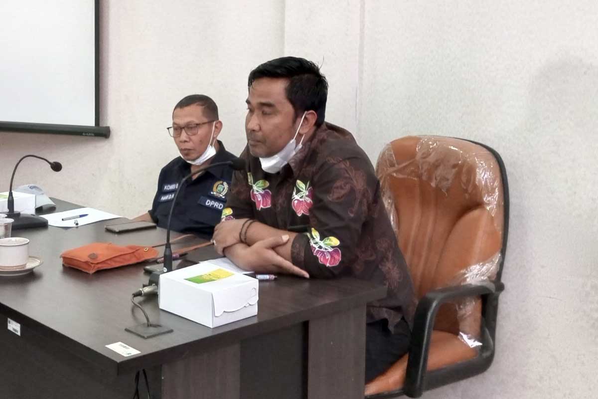 Sekretaris Diskumdag Kota Batu, Kairo Latief saat mendampingi ketua Komisi C DPRD Batu. (ws3) - Hasil Penjualan Pameran UMKM Batu di W20 Tembus Rp46 juta