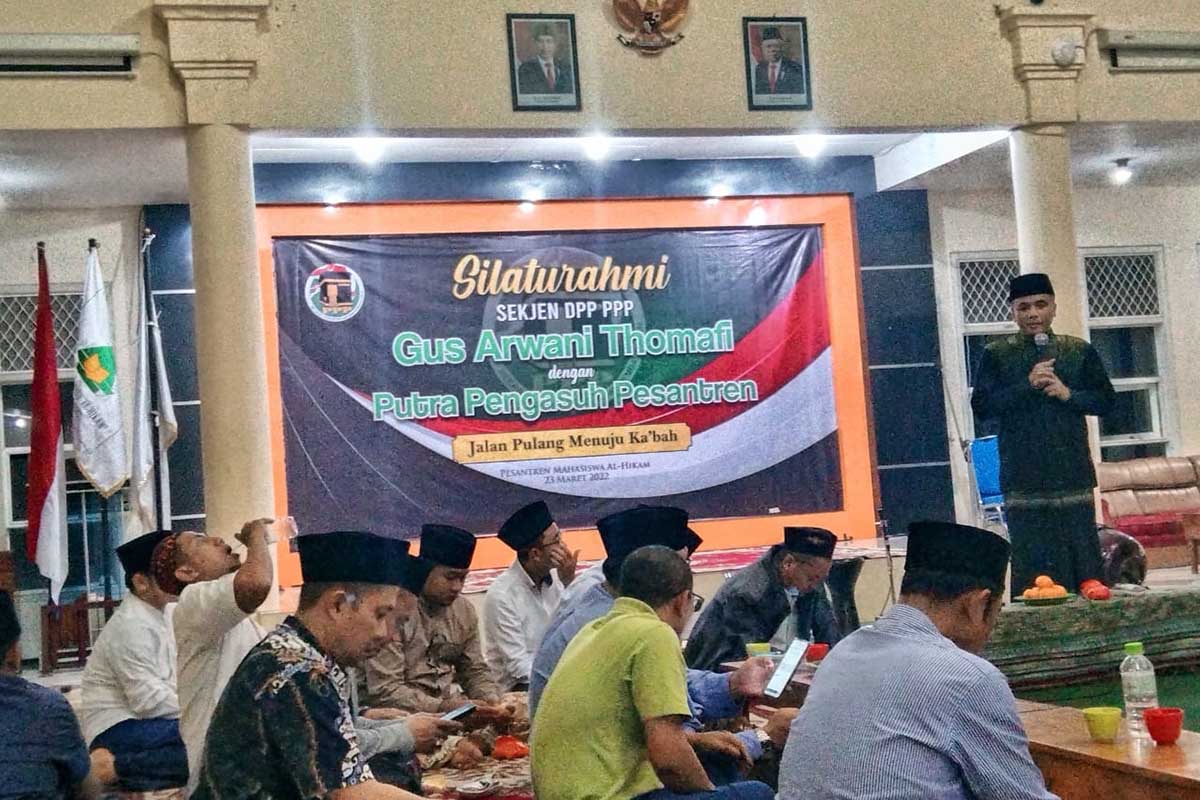 Sekretaris Jendral (Sekjen) PPP, H Muhammad Arwani Thomafi, memberikan pandangan politik kepada para putra pengasuh ponpes. (jaz) - Sekjen PPP Bangun Soliditas di Jawa Timur Bersama Putra Pengasuh Ponpes