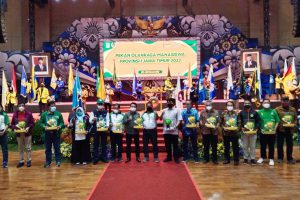 Seluruh perwakilan kampus menerima maskot Pomprov Jatim 2022. (jaz) - Pomprov Jatim 2022 Resmi Dibuka di Graca UM