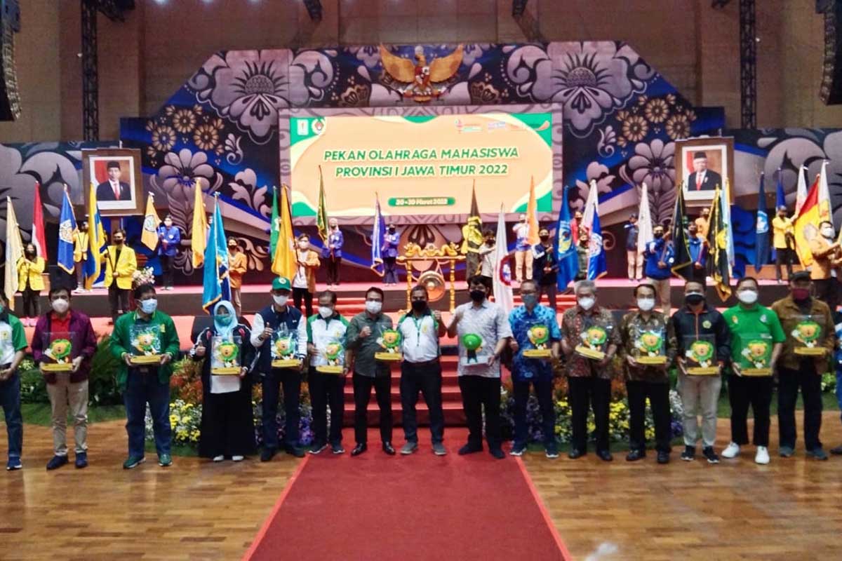 Seluruh perwakilan kampus menerima maskot Pomprov Jatim 2022. (jaz) - Pomprov Jatim 2022 Resmi Dibuka di Graca UM