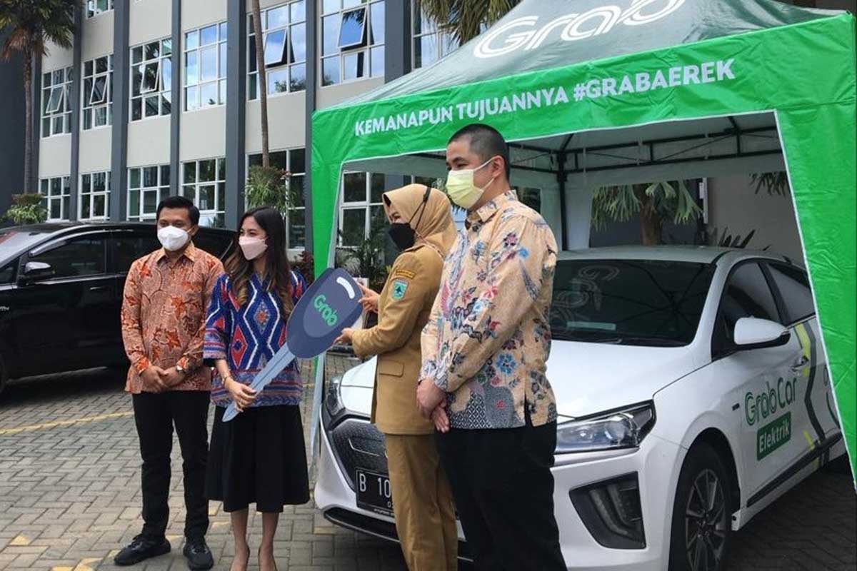 Serah terima peminjaman Electric Vehicle Car pada Side Event W20 di Balai Kota Batu. (mg2) - Panitia W20 Siapkan Moda Transportasi Elektric Car