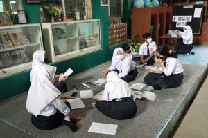 Siswa-siswi SMP Nesaba sedang belajar di depan perpustakaan sekolah. (ws3) - Tenaga Pendidik Berharap PTM Terus, Agar Siswa Tidak 'Learning Loss'