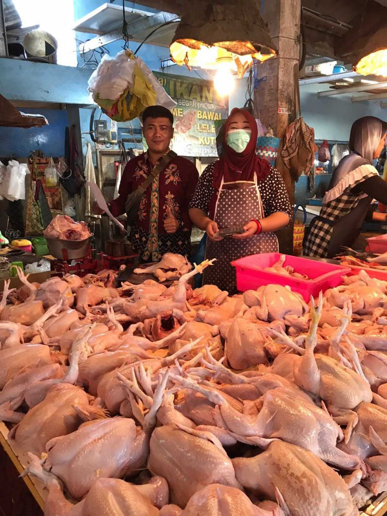 Situasi perdangan di pasar daerah Genteng II, Desa Genteng Kulon, Kecamatan Genteng. (Kuryanto) - Jelang Puasa Ramadhan Harga Sembako Di Pasar Tradisional Banyuwangi Merangkak Naik