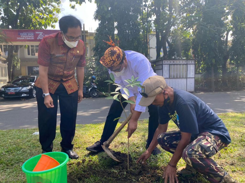 Sofyan Edi Jarwoko didampingi Kepala Sekolah SMK 6, Sidik Priyono saat menanam pohon di depan gedung sekolah. (ws4) - Launching Program Gradasi, Ajak Siswa Miliki Karakter Cinta Lingkungan