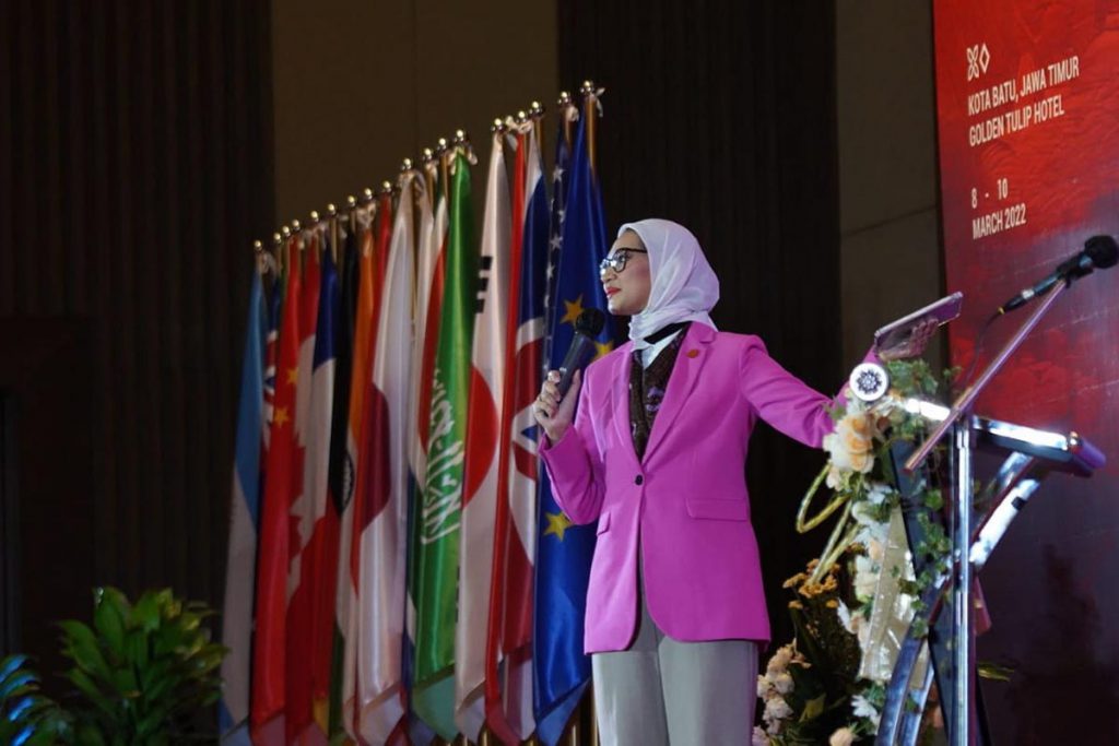 Staf Khusus Presiden RI Angkie Yudistia memberikan sambutan dan paparan. (ist) - Konferensi W20 di Batu, Bahas Dukungan Khusus UMKM Wanita
