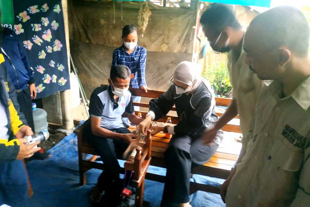 Staf Khusus Presiden RI Angkie Yudistia, mengunjungi UMKM Batik kain sutera, yang memberdayakan kaum disabilitas. (ws3) - Stafsus Presiden Bidang Sosial Apresiasi Kota Batu Ramah Disabilitas
