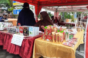 Stand Bazar Mini UMKM Batu, di halaman Kantor Pos Cabang Batu. (mg1) - Kenalkan Produk, Kolaborasi UMKM-Kantor Pos Batu Hadirkan Bazar Mini