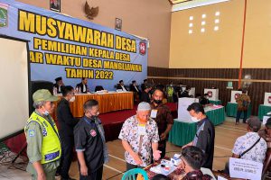 Suasana Pilkades Antar Waktu (PAW) Desa Mangkiawan, Kecamatan Pakis. (ws5) - Pilkades PAW Kecamatan Pakis Berjalan Kondusif