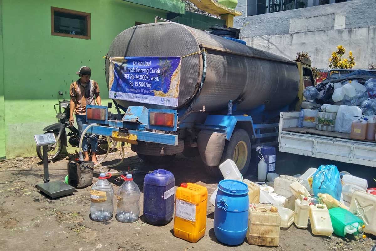 Suasana antrian operasi migor di Pasar Bunulrejo. (jaz) - Emak-emak Kecele Operasi Migor di Pasar Bunulrejo Lantaran Ini