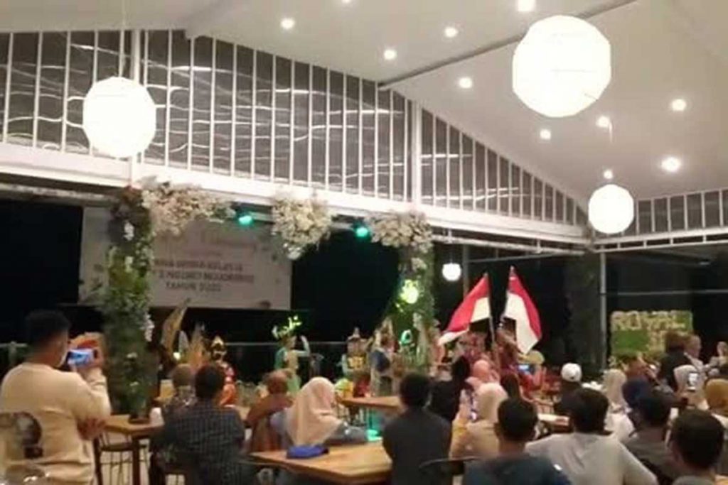 Suasana di Royal Resto 360 saat pementasan hiburan seni budaya. (ist) - Inovasi Seniman Batu Tawarkan 'MASDAYA', Makan Sambil Nonton Seni Budaya