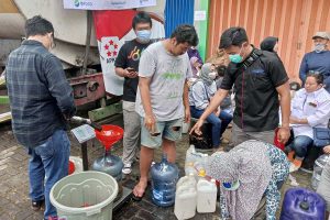 Suasana distributor migor di depan sekretariat APKLI Batu. (ws3) - APKLI Batu Datangkan Mobil Tangki Migor, Ratusan Jerigen Antre