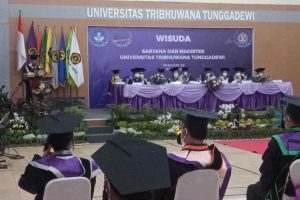 Suasana prosesi wisuda UNITRI, dipimpin Rektor UNITRI, Prof Dr Ir Eko Handayanto MSc. (ws4) - UNITRI Lahirkan SDM berkualitas dan Berkompeten