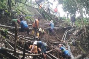 Suasana upaya perbaikan pipa pecah oleh Perumdam Among Tirto. (ist) - Normalisasi Saluran Air Pasca Longsor 90 Persen, Petugas Cek Sumbatan