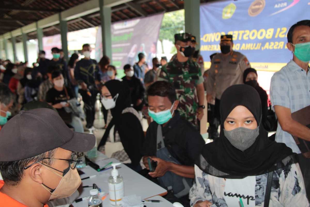 Suasana vaksinasi booster di Polkesma. (ist) - Dandim 0833 Kota Malang Dampingi Kunker Kapolda Jatim di Polkesma