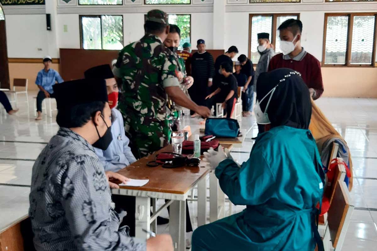 Suasana vaksinasi booster di Ponpes Bahrul Maghfiroh. (ist) - Ratusan Santri dan Pengurus Ponpes Bahrul Maghfiroh Divaksin Booster AstraZeneca