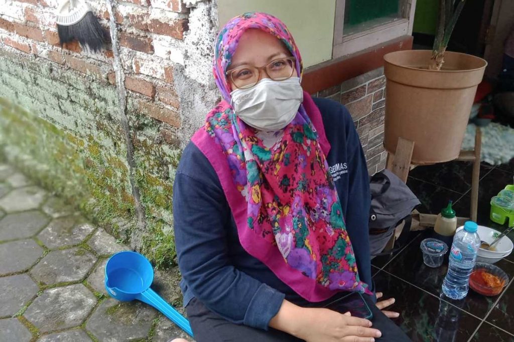 Sub Koordinator Kesehatan BBTKLPP Surabaya, Widi Hartatik. (ws4) - Kasus DBD Tinggi, BBTKLPP Survei Rumah Warga Polowijen - Temukan jentik nyamuk Aedes Aegypti