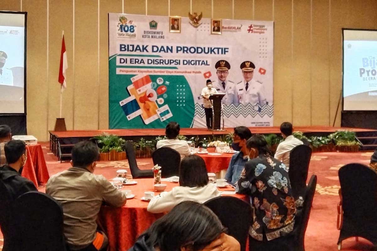 Sutiaji memberikan keynote speaker dalam pelatihan Diskominfo Bijak Bersosmed. (jaz) - Diskominfo Kota Malang Perkuat Literasi Hukum Bermedsos