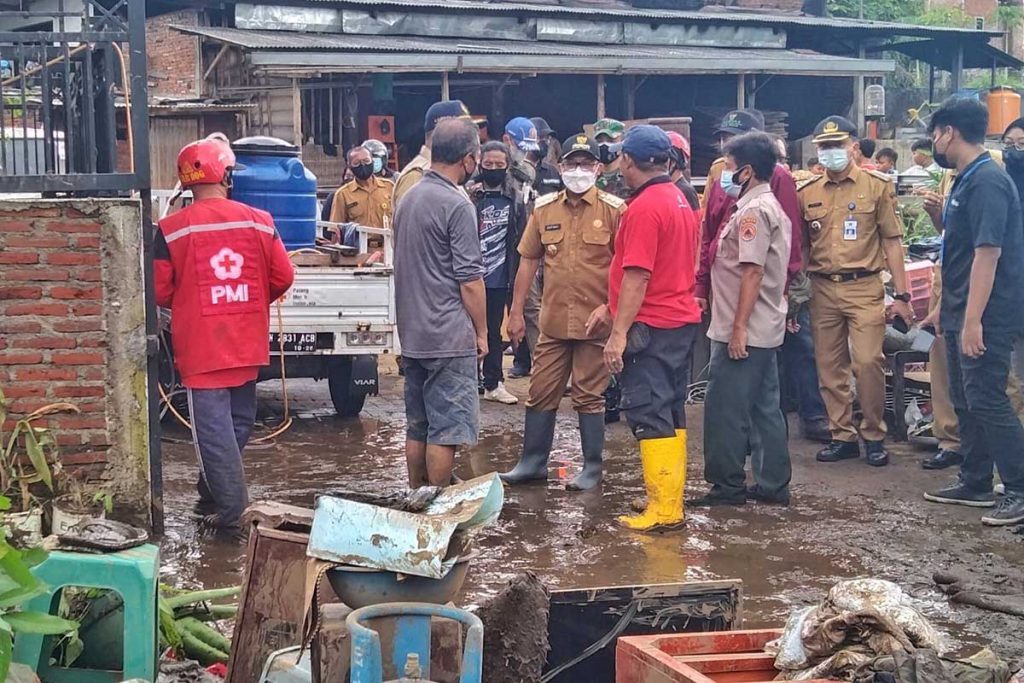 Sutiaji meninjau lokasi banjir di Jalan Teluk Bayur. (jaz) - Waspadai Siklus Tahunan Banjir di Kota Malang