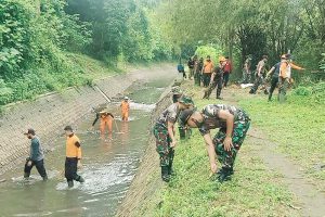 TNI bersama warga Sawojajar bersihkan Sungai Anyar. (ist) - Karya Bhakti TNI bersama Warga Sawojajar Bersihkan Sungai Anyar