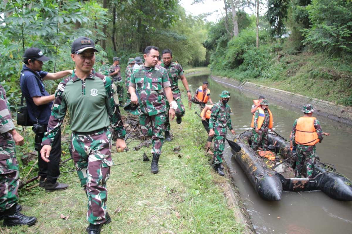 TNI menyusuri sungai untuk dibersihkan. (ist) - Karya Bhakti TNI Bersama Masyarakat Bersihkan Tiga Sungai