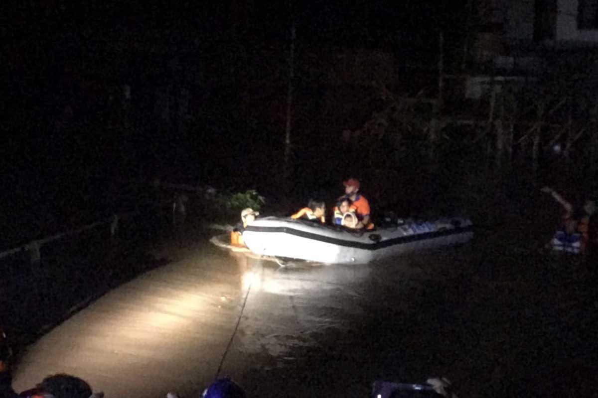 Tim BPBD Kota Malang mengevakuasi korban. (ist) - Tujuh Warga Teluk Bayur Terjebak Banjir, Berhasil Diselamatkan