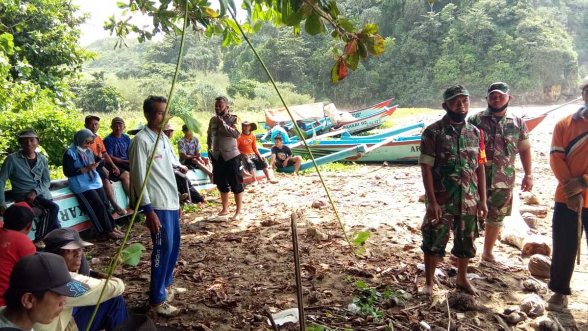 Tim Basarnas, BPBD dan TNI, Polri selama 3 hari mengaku kesulitan untuk mencari korban. (Memo X/fjr) - Jatuh Dari Tebing Pantai Bukit Indah, Warga Blitar Hilang - Pencarian Terkendala Ganasnya Ombak