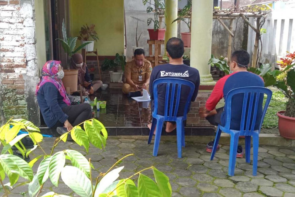 Tim Dinkes Kota Malang dan BBTKLPP Surabaya, survei jentik nyamuk di Polowijen, Kota Malang. (ws4) - Tahun 2022, Kasus DBD Kota Malang Tembus 151 Kasus