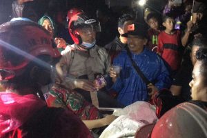 Tim Gabungan berhasil mengevakuasi korban. (ist) - Sungai Meluap, Balita dan Ibu Hamil Berhasil Diselamatkan