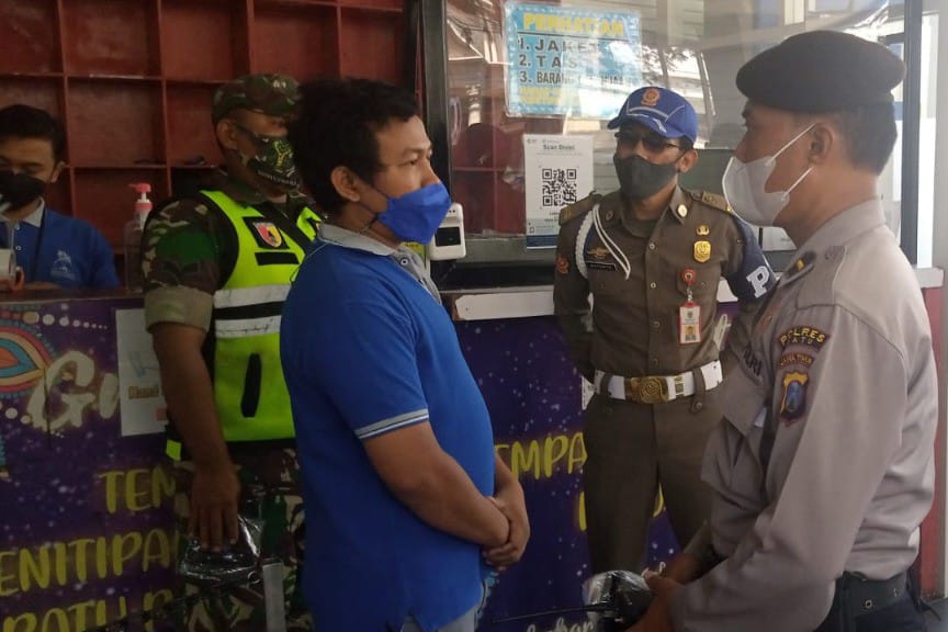Tim Pamor Keris dari Polres Batu melakukan himbauan prokes di pusat perbelanjaan. (ist) - Jelang Ramadan, Tim Pamor Keris Polres Batu Sasar Pusat Perbelanjaan