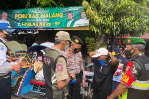 Tim Pamor Keris melakukan sidak dan sosialisasi prokes kepada masyarakat. (ws5) - Pamor Keris Polres Malang Bagikan Masker dan Sosialisasi Prokes