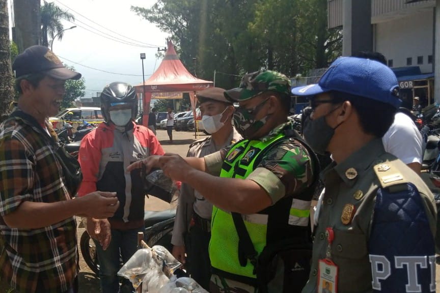 Tim Pamor Keris menegur dan memberikan masker bagi warga yang lupa membawa masker. (ist) - Jelang Ramadan, Tim Pamor Keris Polres Batu Sasar Pusat Perbelanjaan