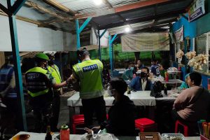 Tim Pamor Keris menyasar warkop yang masih buka dengan pengunjung tak perhatikan jarak. (ist) - Pamor Keris Sasar Wilayah Kedungkandang dan Sukun Kota Malang