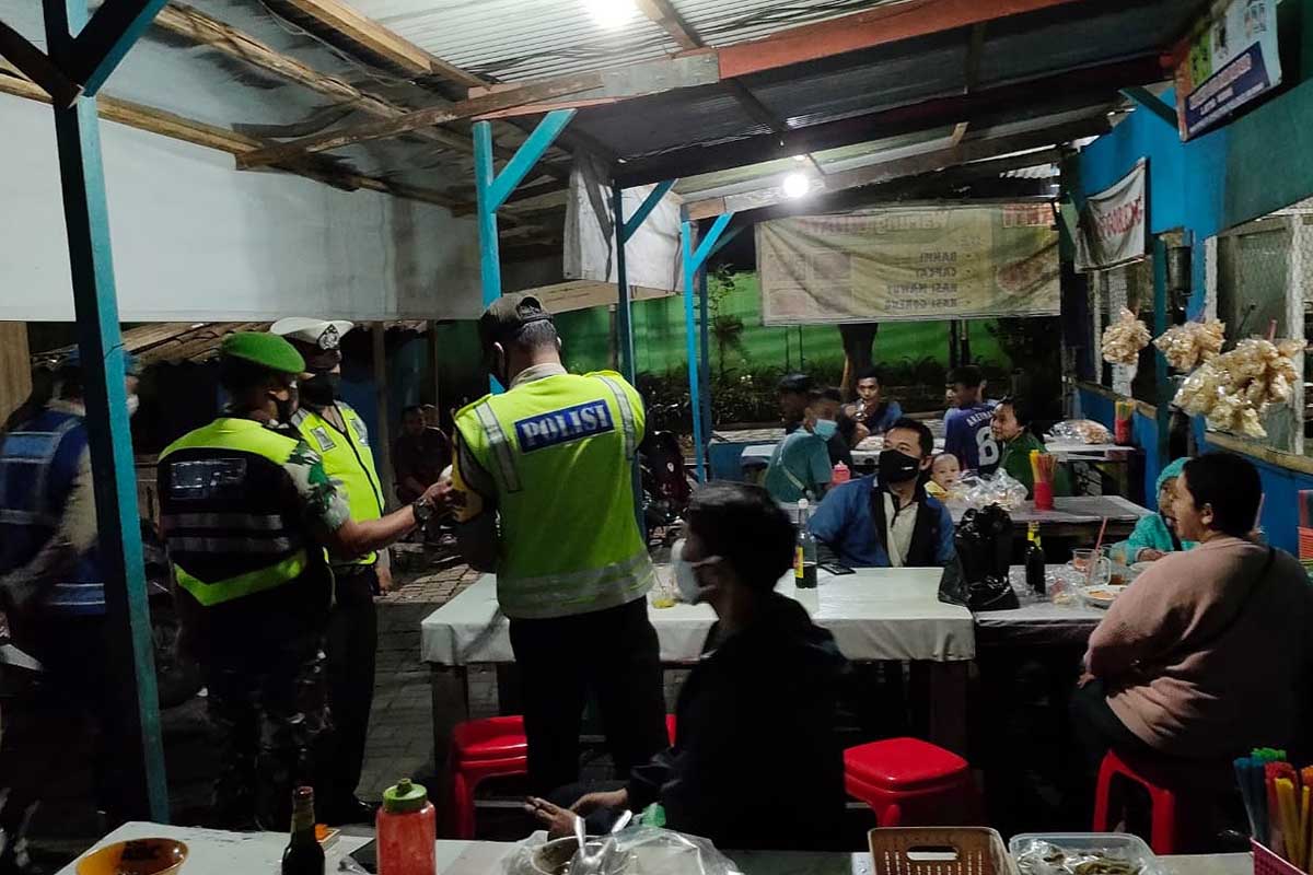 Tim Pamor Keris menyasar warkop yang masih buka dengan pengunjung tak perhatikan jarak. (ist) - Pamor Keris Sasar Wilayah Kedungkandang dan Sukun Kota Malang