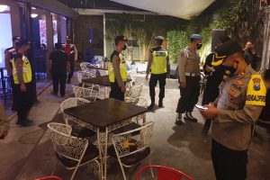 Tim gabungan Pamor Keris mendatangi salah satu cafe dan hiburan malam. (ist) - Cafe dan Hiburan Malam Jadi Sasaran Razia Prokes, Dua Manager Diamankan